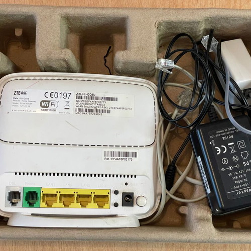 ZTE-ZXHN H208N Wireless Router like new