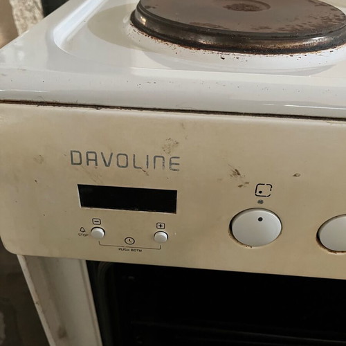 Davoline kitchen used, functional with oven and burners