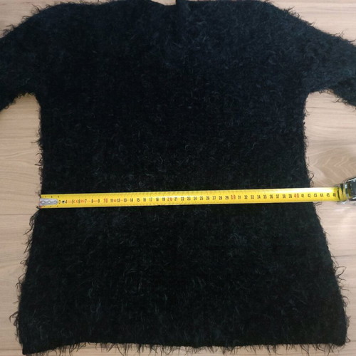 Black women's medium fluffy sweater like new