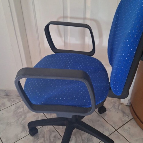Adjustable office chair with armrests