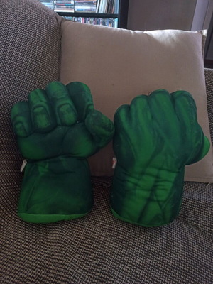Χέρια Hulk μεταχειρισμένα από μαλακό αφρώδες υλικό με λαβή