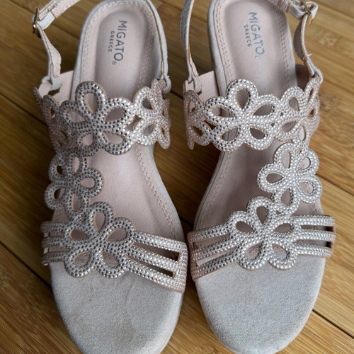 Migato Greece platform sandals size 37 like new, beige