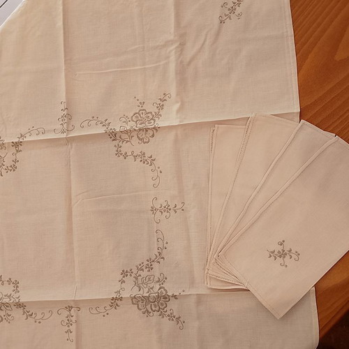 Set of 5 cotton tablecloth and napkins with machine embroidery