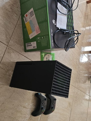 Xbox Series X console like new with 2 controllers and EAFC 23