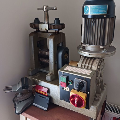 Electric rolling mill used for silversmiths and goldsmiths