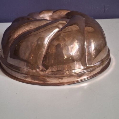 Vintage copper Bundt cake mold Kugelhopf with hanging ring, like new