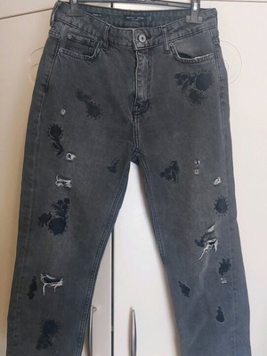 Γκρι τζιν παντελόνι Bershka Denim σαν καινούργιο με διακοσμητικά σχέδια