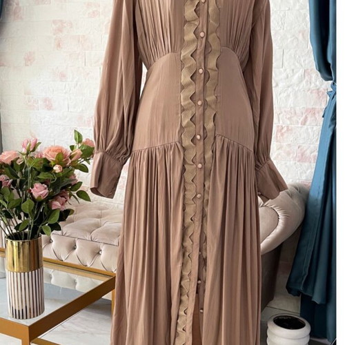 Maxi dress semi-fitted like new with guipure details, lined