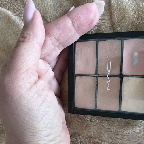 Mac concealer palette light used