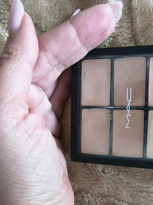 Mac concealer palette light used