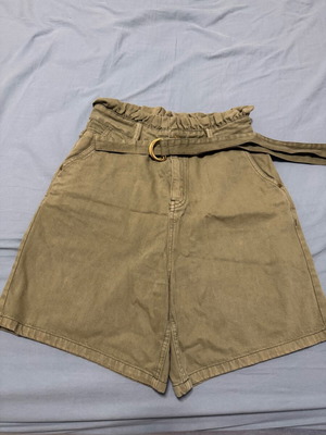 Khaki shorts Lynne used, size 36 with belt