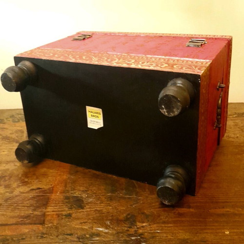 Retro Chinese red-bordeaux storage chest like new with feet