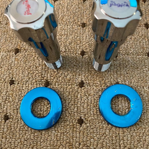 Angle valve pair with one outlet, polished chrome steel