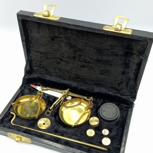 Pocket scale like new in its box with micrograms