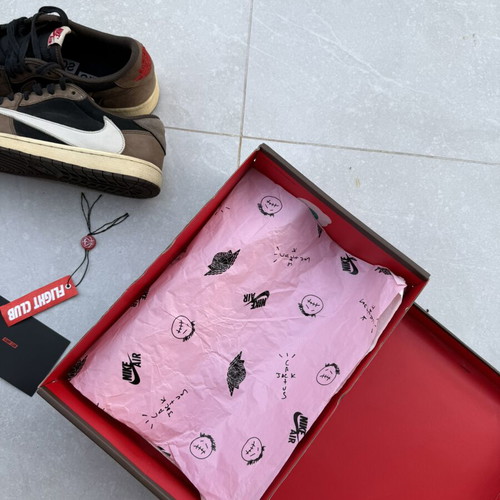 Jordan 1 Low Mocha sneakers like new, size 44, Travis Scott