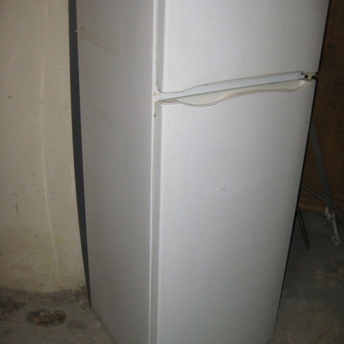 Indesit fridge freezer used, white, 200lt capacity, no frost