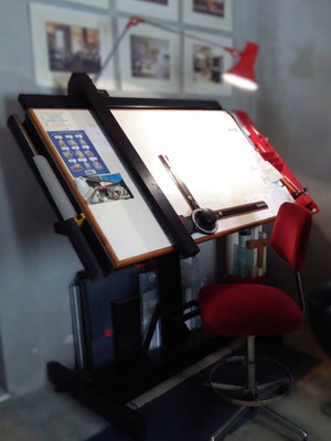 Σχεδιαστήριο Αρχιτέκτονα σαν καινούργιο με καρέκλα και αξεσουάρ