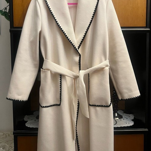 Women's off-white coat like new with belt and pockets
