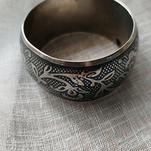 Vintage bracelet used, carved silver