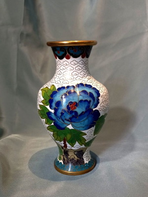 Cloisonné enamel vase with floral design like new, 13 cm