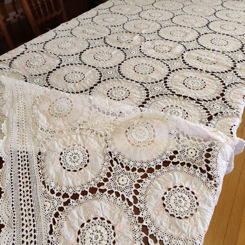 Traditional tablecloth 210x240 like new