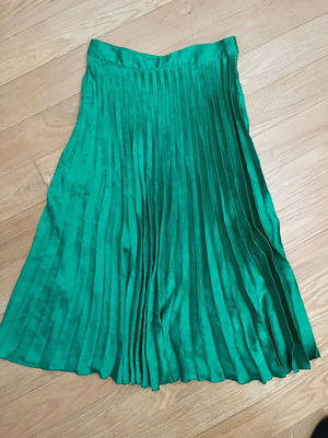 Zara satin pleated skirt green like new size L