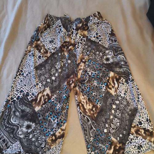 Tribal print palazzo pants like new, size Medium, gray and blue