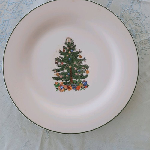 Christmas dishes like new, 3 large platters and salt-pepper set