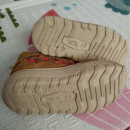 Winter girls boots used, size 22, with side zipper
