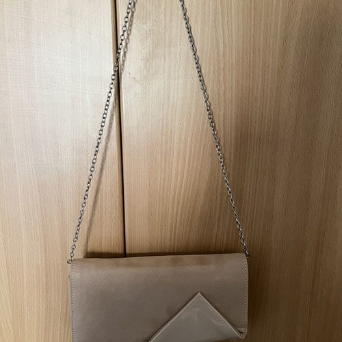 Nude bag with patent leather detail