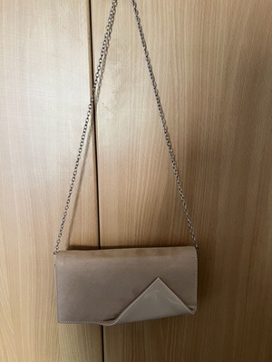 Nude bag with patent leather detail