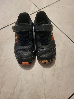 Children's athletic shoes used, size 32, black