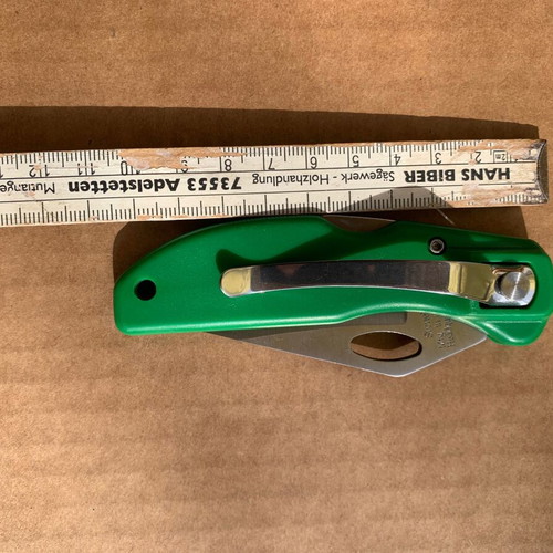 Windustrial folding knife used with blade lock