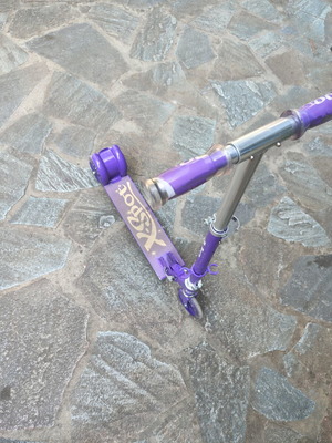 Scooter with light-up wheels, anti-slip floor and brakes, like new
