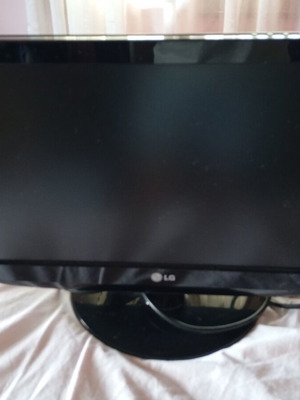 LG LCD TV 19LH2000 19 inch like new, HD Ready with HDMI and USB