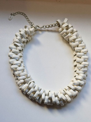 Zara women's metal choker used with white rings