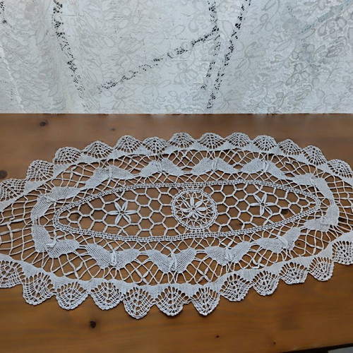 Vintage table runner with bobbin lace in light gray, like new, 80x33 cm