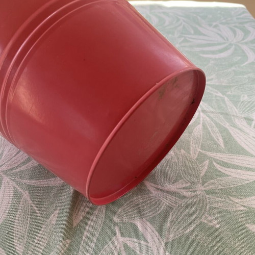 Red metal flowerpot like new