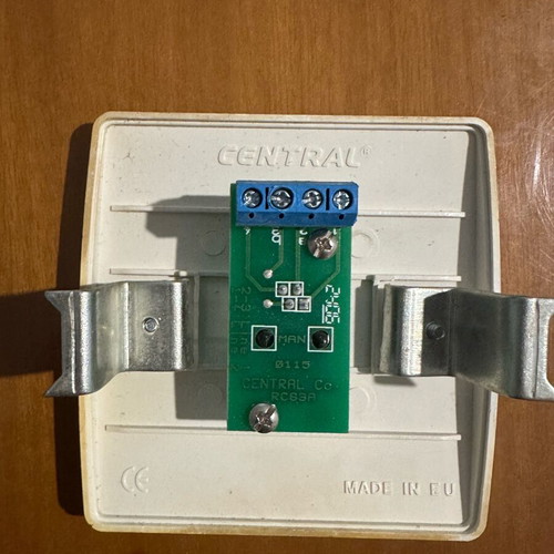 Telephone socket used flush-mounted