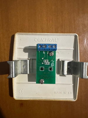 Telephone socket used flush-mounted