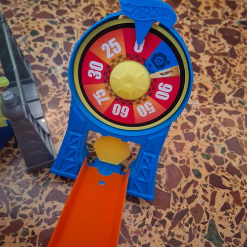 Hot Wheels playset like new, 4 codes included
