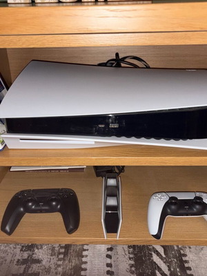 PlayStation 5 (PS5) σαν καινούργιο με 2 χειριστήρια και παιχνίδια