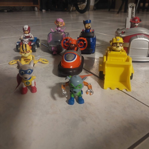 Paw Patrol figures and vehicles set like new, 9 figures and 7 vehicles