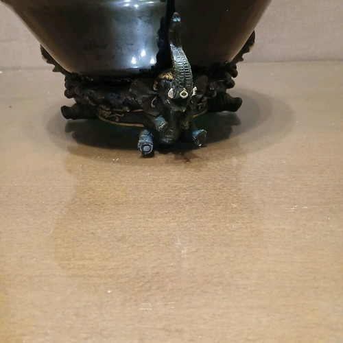 Indian vase reproduction with elephant shape like new, ceramic