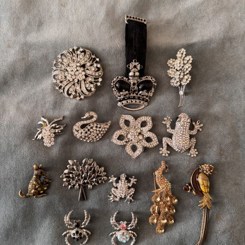 Vintage pins set of 14 like new, gold and silver colors