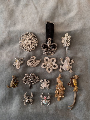 Vintage pins set of 14 like new, gold and silver colors