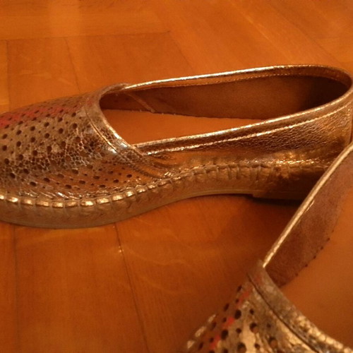 Women's shoes new, gold color, size 36