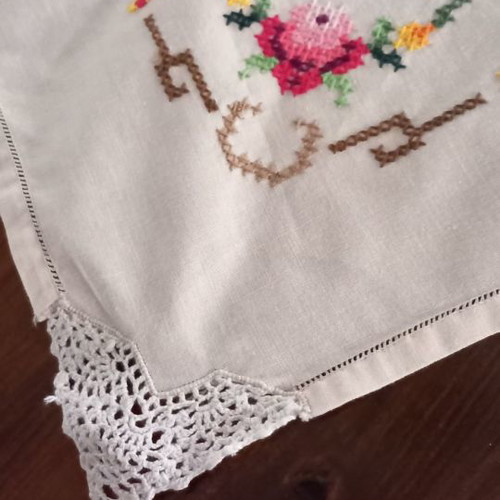 Embroidered tablecloth used with beautiful colors 0.83x0.83