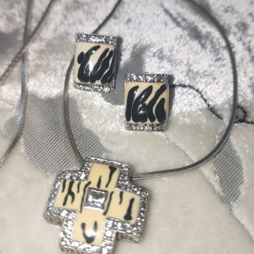 Silver 925 jewelry set like new, earrings and cross pendant