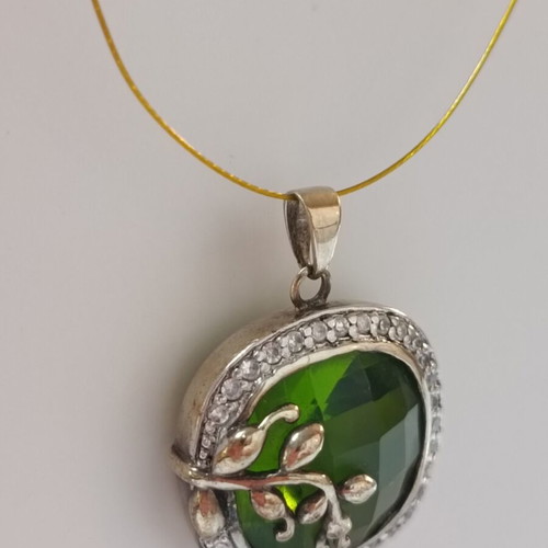 Ozze pendant and ring set like new with green peridot and silver 925